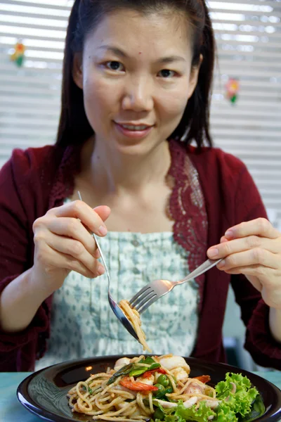 Vrouw eten spaghetti — Stockfoto