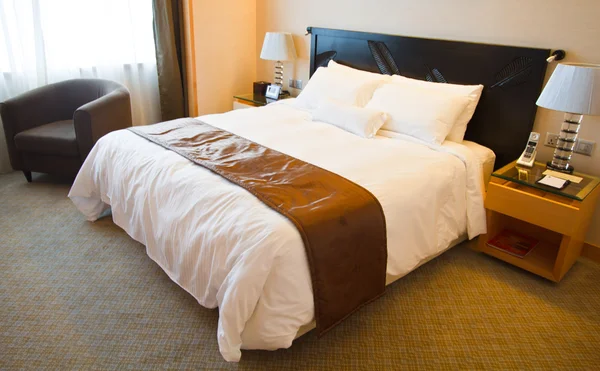 Ліжко в готелі — стокове фото