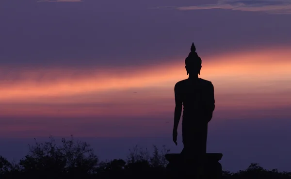 Silhouet van Boeddha en de blauwe hemel — Stockfoto