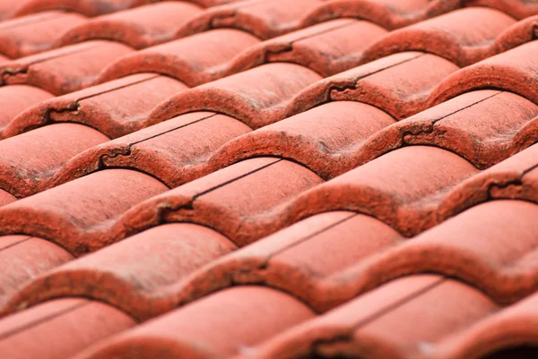 Красная черепица крыша, архитектурный фон . — стоковое фото