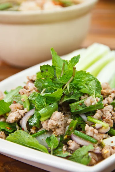 Larb Kycklingsallad. — Stockfoto