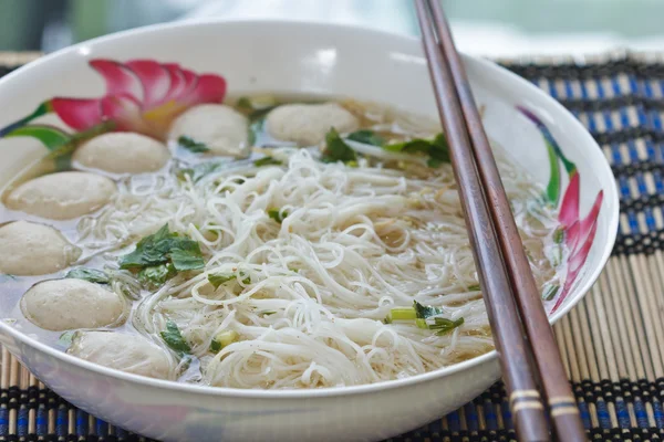 Noodles, bolas de porco . — Fotografia de Stock