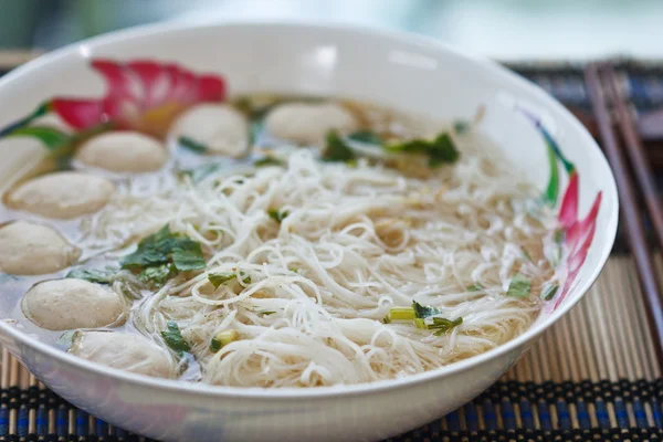 Noodles, bolas de porco . — Fotografia de Stock