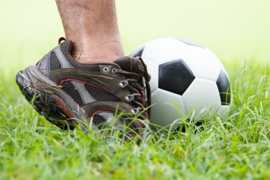 Futbol topu ayaklarıyla