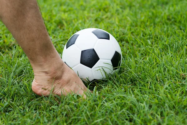 Bola de futebol com os pés — Fotografia de Stock