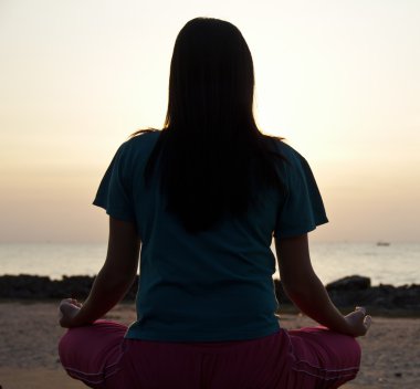 genç kadın Sahilde meditasyon