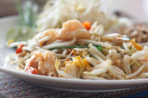 Thais eten Pad thai — Stockfoto