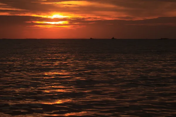 Coucher de soleil sur la côte de la mer — Photo