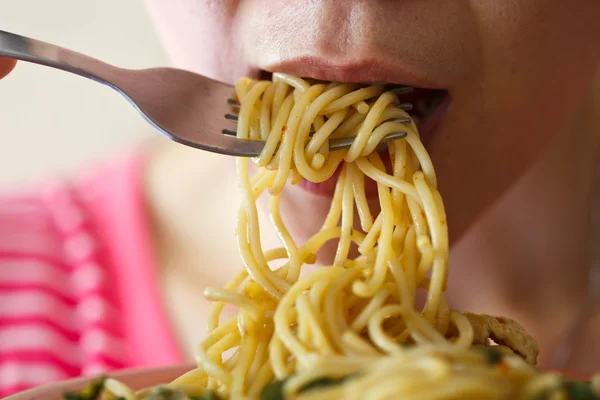 Meisje eten spaghetti — Stockfoto