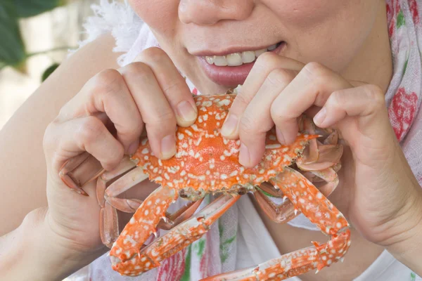 Menina comendo caranguejos — Fotografia de Stock