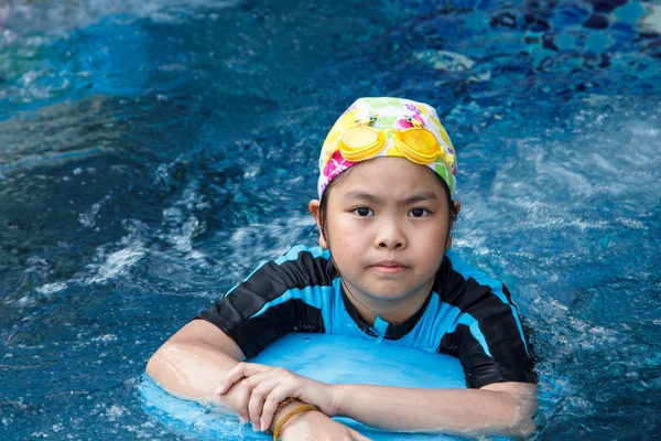 Menina na piscina — Fotografia de Stock