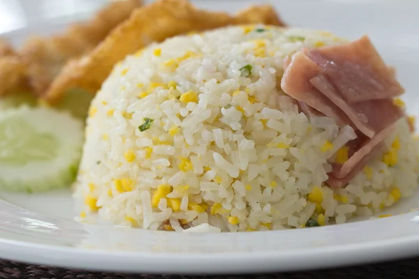 Жареный рис с ветчиной — стоковое фото