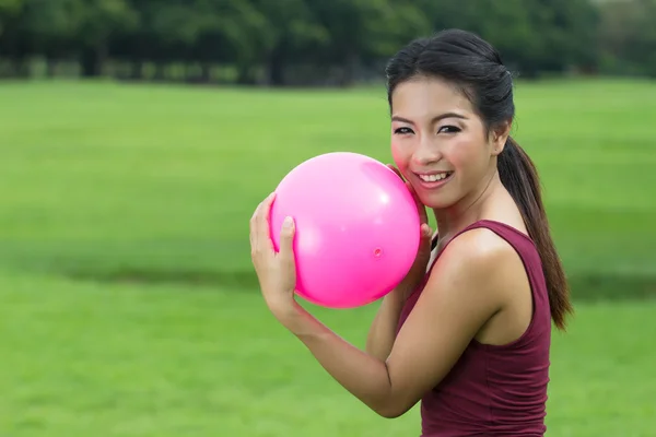 Asiatisk tjej och rosa boll — Stockfoto