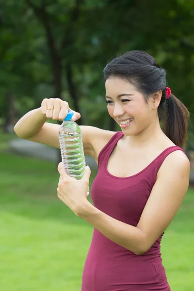 Mujer joven bebiendo agua — Foto de Stock