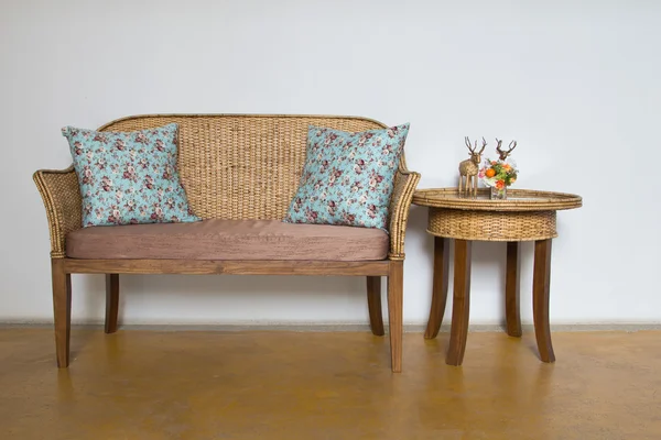 Мебель из дерева и плетеной ткани — стоковое фото