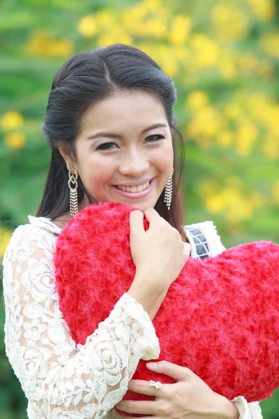 Mulher asiática segurando um coração vermelho — Fotografia de Stock