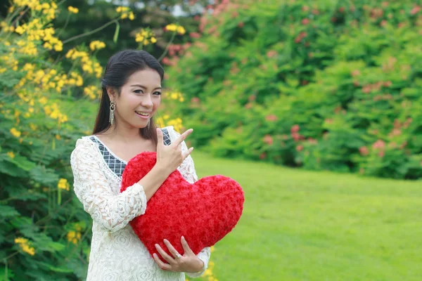 Asiatische Frau hält ein rotes Herz — Stockfoto