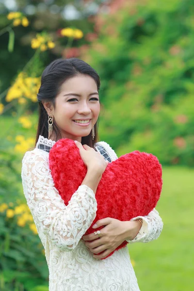 Mulher asiática segurando um coração vermelho — Fotografia de Stock