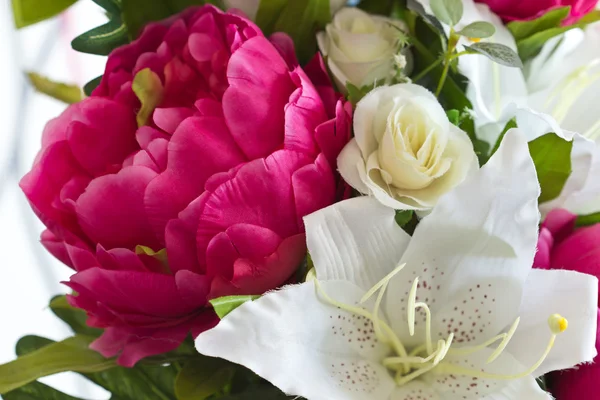 Flores de plástico . — Foto de Stock