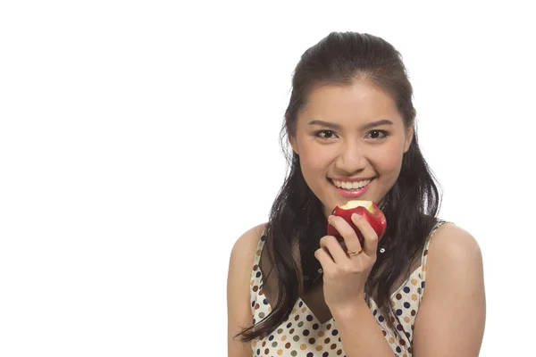 Mladá žena s červeným jablkem — Stock fotografie