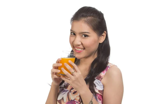 Mulher bebendo suco de laranja — Fotografia de Stock