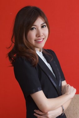 Gülümseyen genç kadın