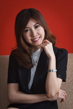 Gülümseyen genç kadın