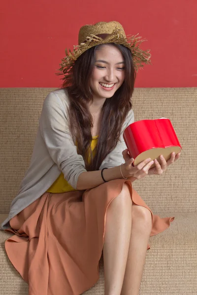 Asian woman and gift — Stock Photo, Image