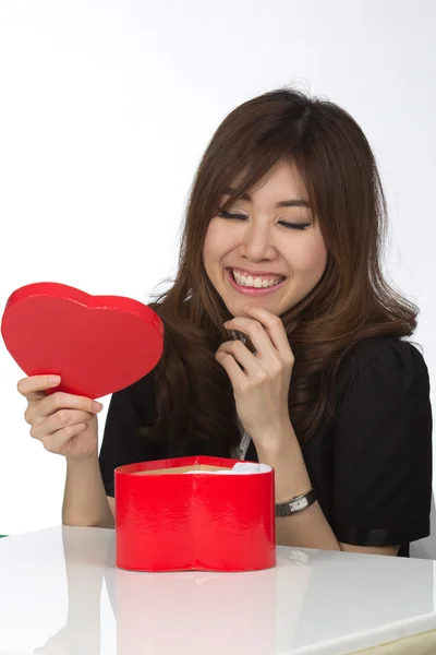 Asiatisk kvinna och gåva — Stockfoto