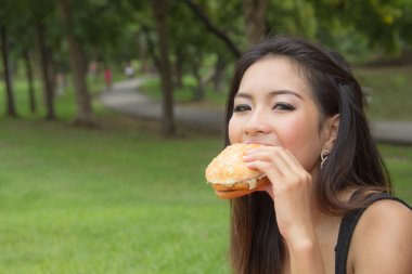 cheeseburger yiyen kız