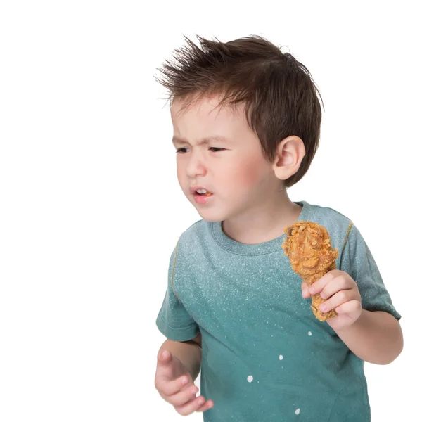 Garçon manger du poulet frit — Photo