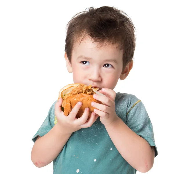 Junge isst einen Burger — Stockfoto