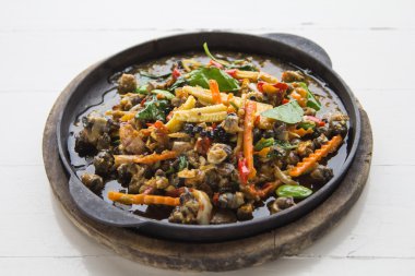 Baharatlı kızarmış kabuklu deniz ürünleri