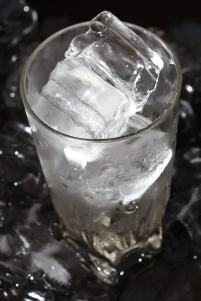 Склянка з кубиками льоду — стокове фото