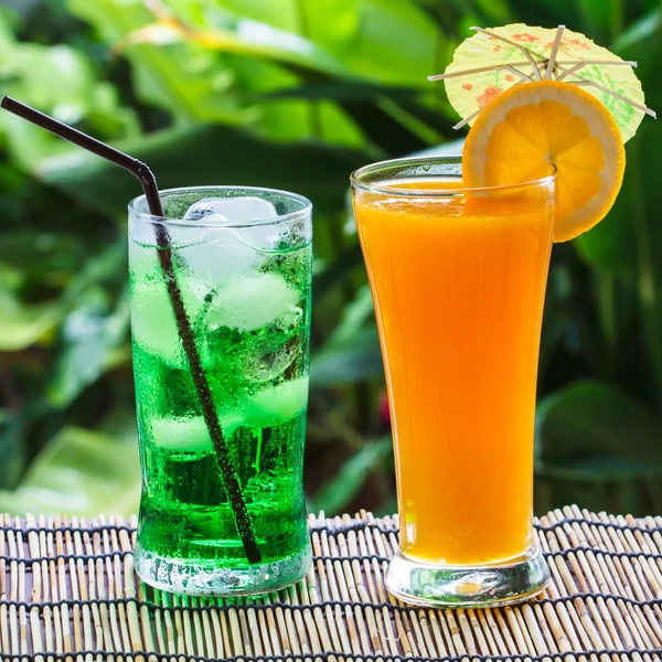 Grüne Limonade und Orangensaft — Stockfoto