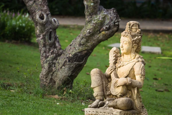 Escultura de piedra en el jardín —  Fotos de Stock