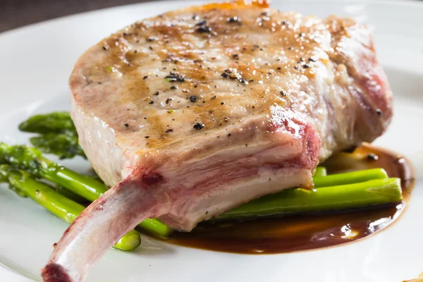 Grilled pork chop with asparagus — Stock Photo, Image