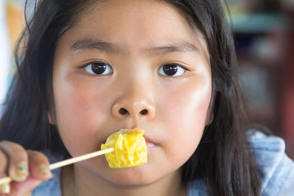 Asiática chica comer dumplings —  Fotos de Stock