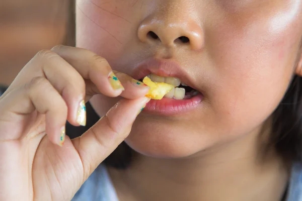 Asiatico ragazza mangiare francese patatine fritte — Foto Stock