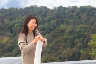 eşarp kadının ellerini tutun