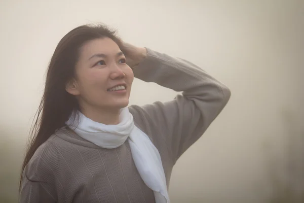 Asian woman in fog — Stock Photo, Image