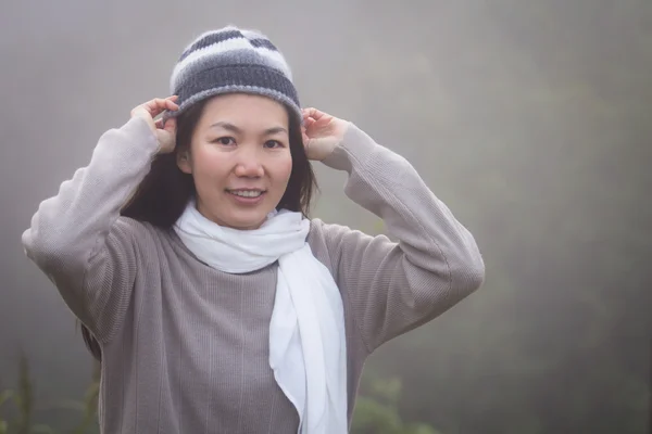 Mulher asiática no nevoeiro — Fotografia de Stock
