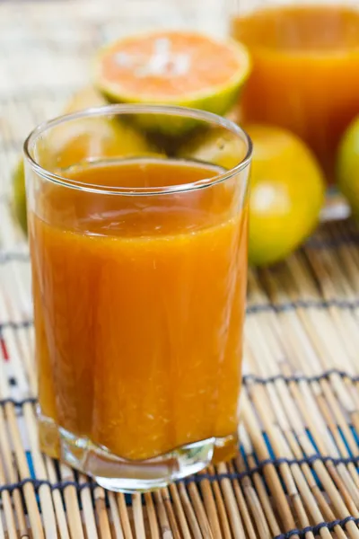 Vaso de zumo de naranja fresco — Foto de Stock