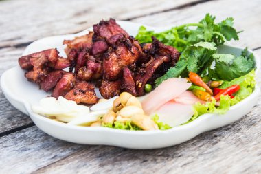 kızartılmış ekşi domuz kaburga