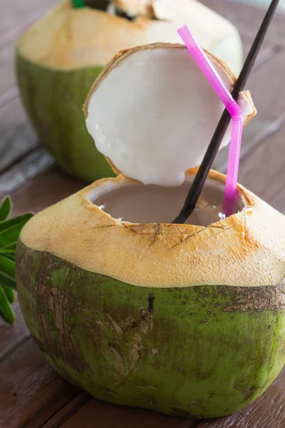 Kokosnoot water drinken — Stockfoto