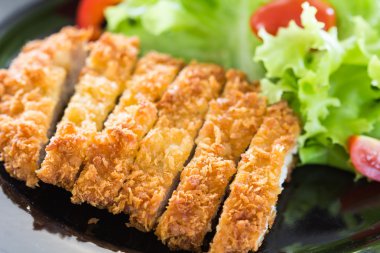 Derin kızarmış ekmekli domuz eti pilav salata ile