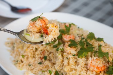 Kızarmış karidesli pilav karıştırın