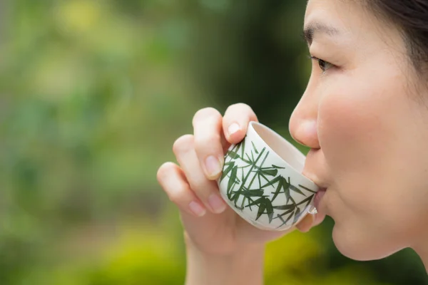 Aziatische vrouw het drinken van thee — Stockfoto