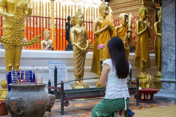 Posa posteriore di donna asiatica pregando statua di Buddha tailandese — Foto Stock