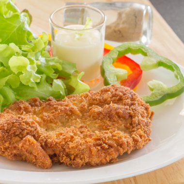 Derin kızarmış ekmekli domuz eti pilav salata ile